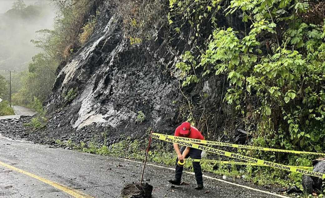Deslaves, caída de árboles y daños en viviendas deja Alberto en Puebla