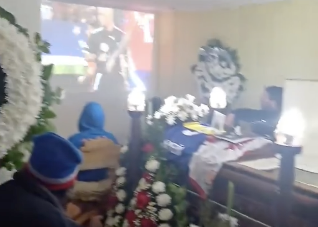 VIDEO: En medio de un funeral, aficionados ven el Chile-Perú