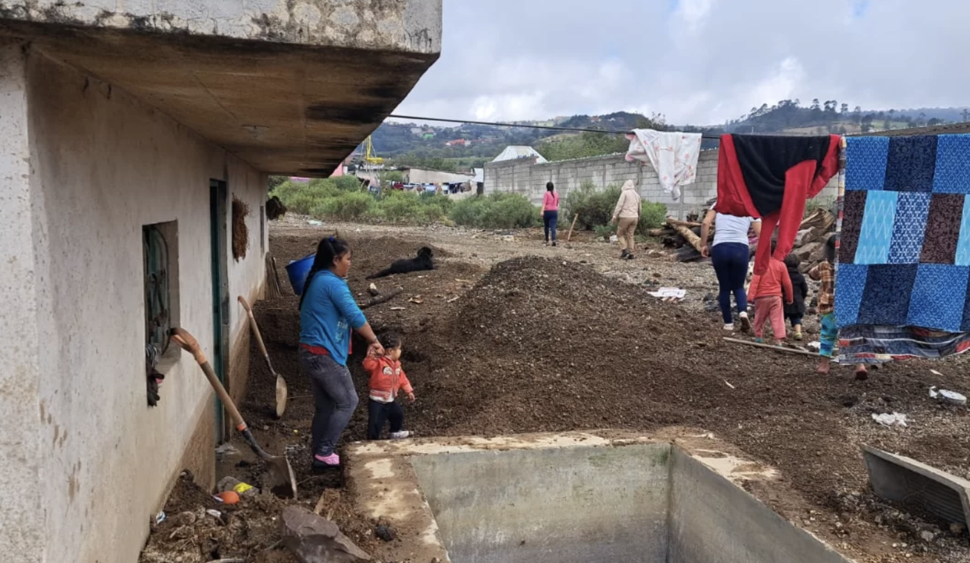 Cuatro familias se salvan de una tragedia por deslizamiento en Xiutetelco