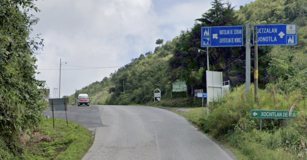 Atenderán falla geológica de la carretera Acuaco-Huehuetla en Xochitlán