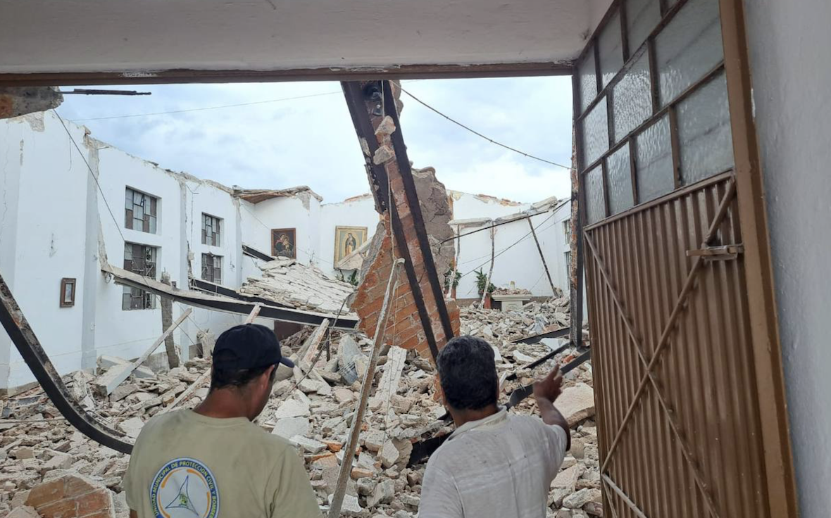 VIDEO Sacerdote se salva tras colapso de techo en templo de Jalisco