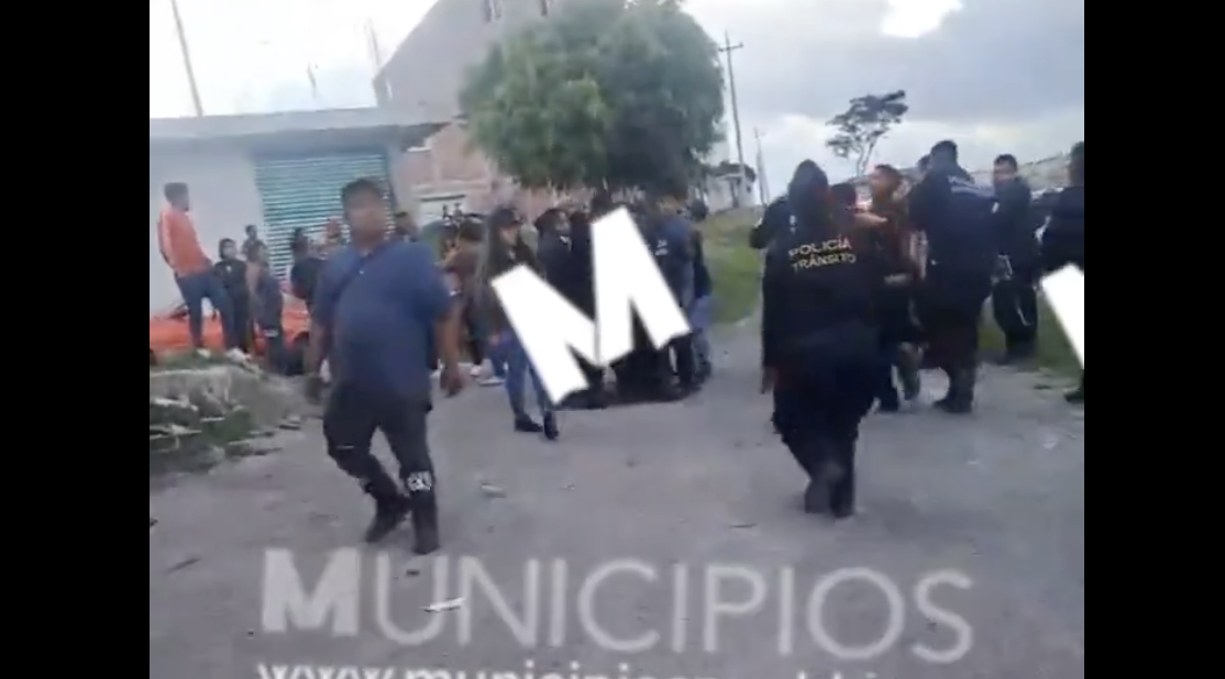 VIDEO Ruta Azumiatla tira a pasajero y se desata riña con policías