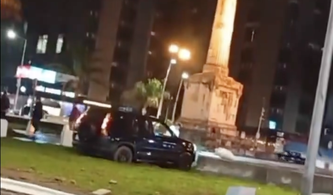 Un caos, dos automovilistas se suben a la rotonda de la Juárez 