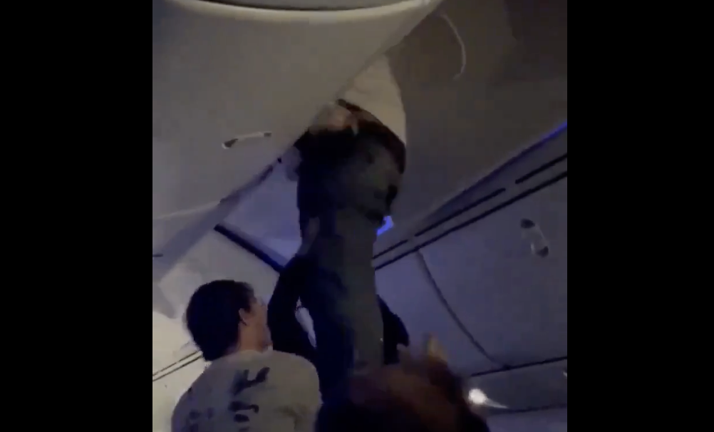 Hombre es lanzado al techo de un avión por turbulencia en Brasil