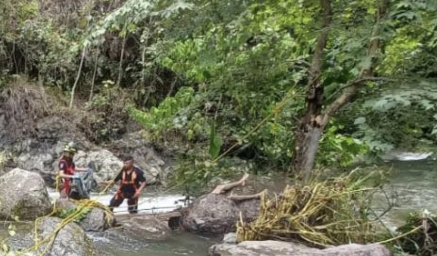 Localizan cadáver de hombre en un río en Zacapoaxtla