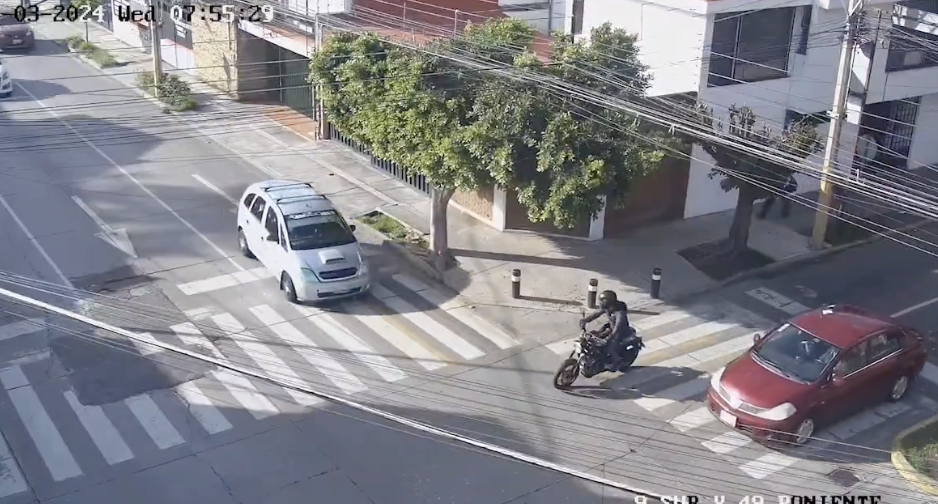 Motociclista es embestido por una camioneta en Puebla