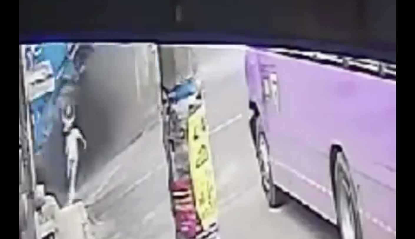 VIDEO Se salva de ser arrollado por camión sin frenos en la CDMX