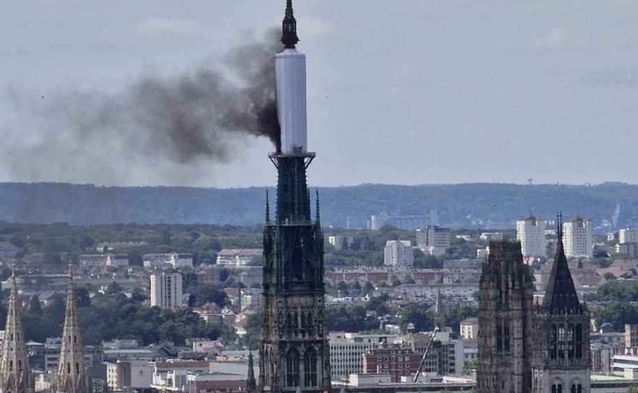 Incendio en la punta de la catedral de Ruán, en Francia