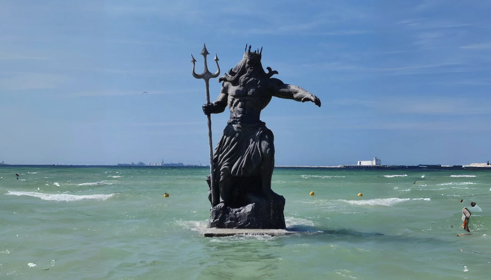 Clausuran estatua de Poseidón en playa de Yucatán