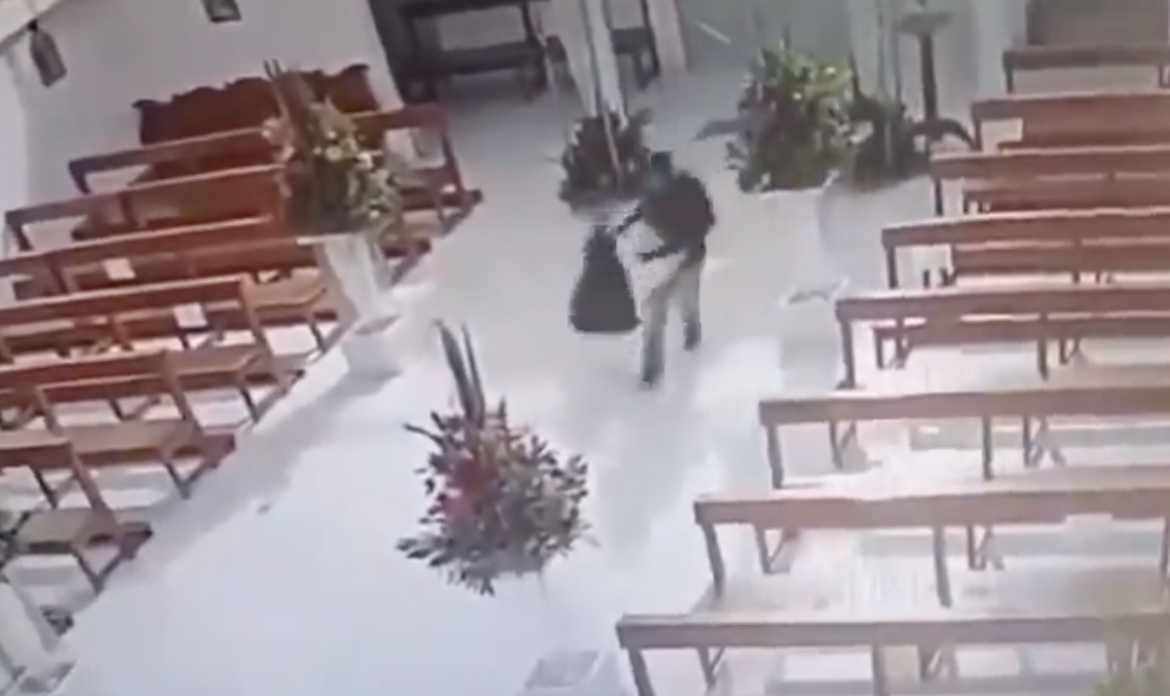 VIDEO: Se roban limosnas y equipo de sonido de una capilla en Cuautlancingo 