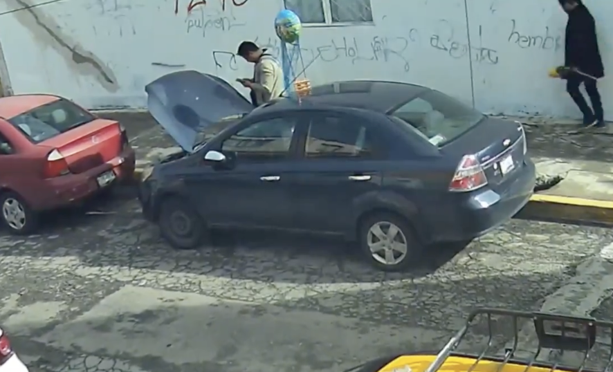 VIDEO: Con el globo de graduación, hombre es captado robando piezas de un auto