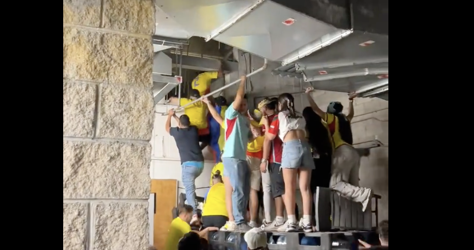 Aficionados se cuelan al estadio por los conductos de ventilación en final de Copa América
