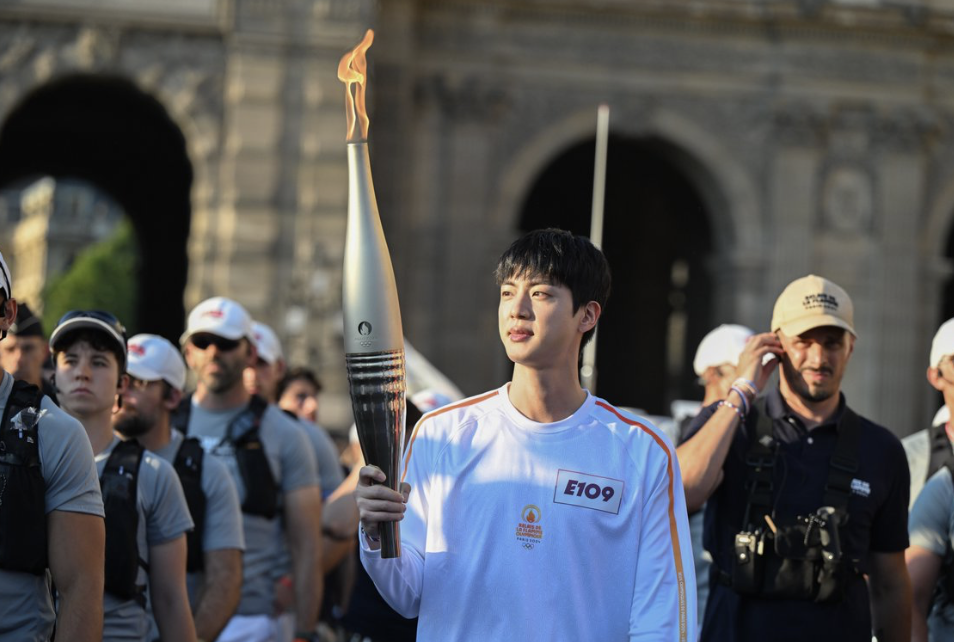 Jin de BTS hace emotivo recorrido con la antorcha de París 2024