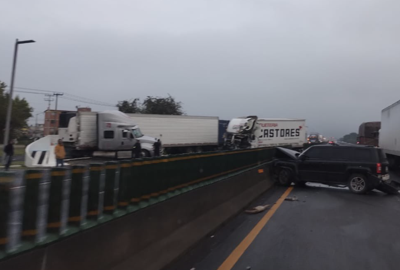 VIDEO Con atole en mano, trailero esquiva a tractocamión en Circuito Interior Mexiquense