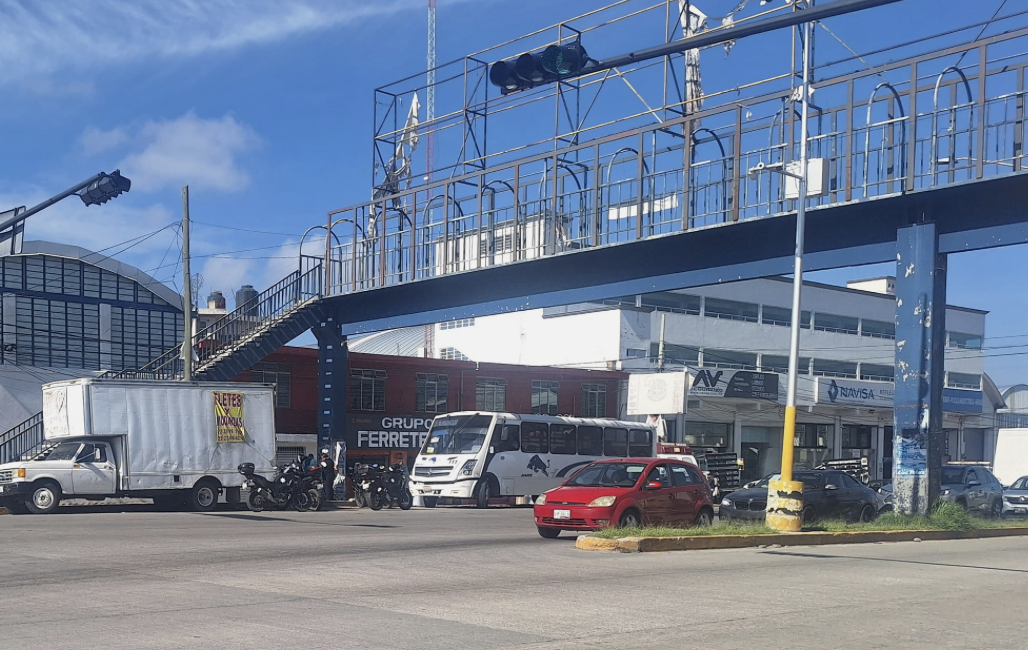 Hombre es golpeado en asalto a transporte público en Amozoc