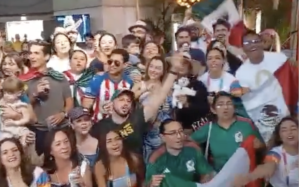 Al ritmo de La Chona, mexicanos celebran bronce en calles de París