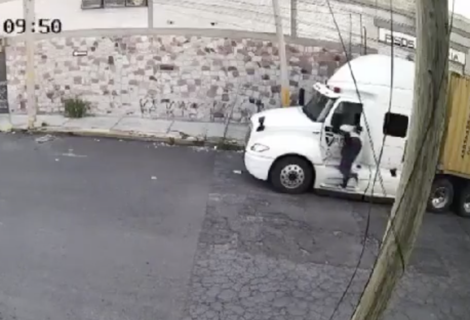 VIDEO Roban tráiler cargado de material valuado en 600 mil pesos en Puebla