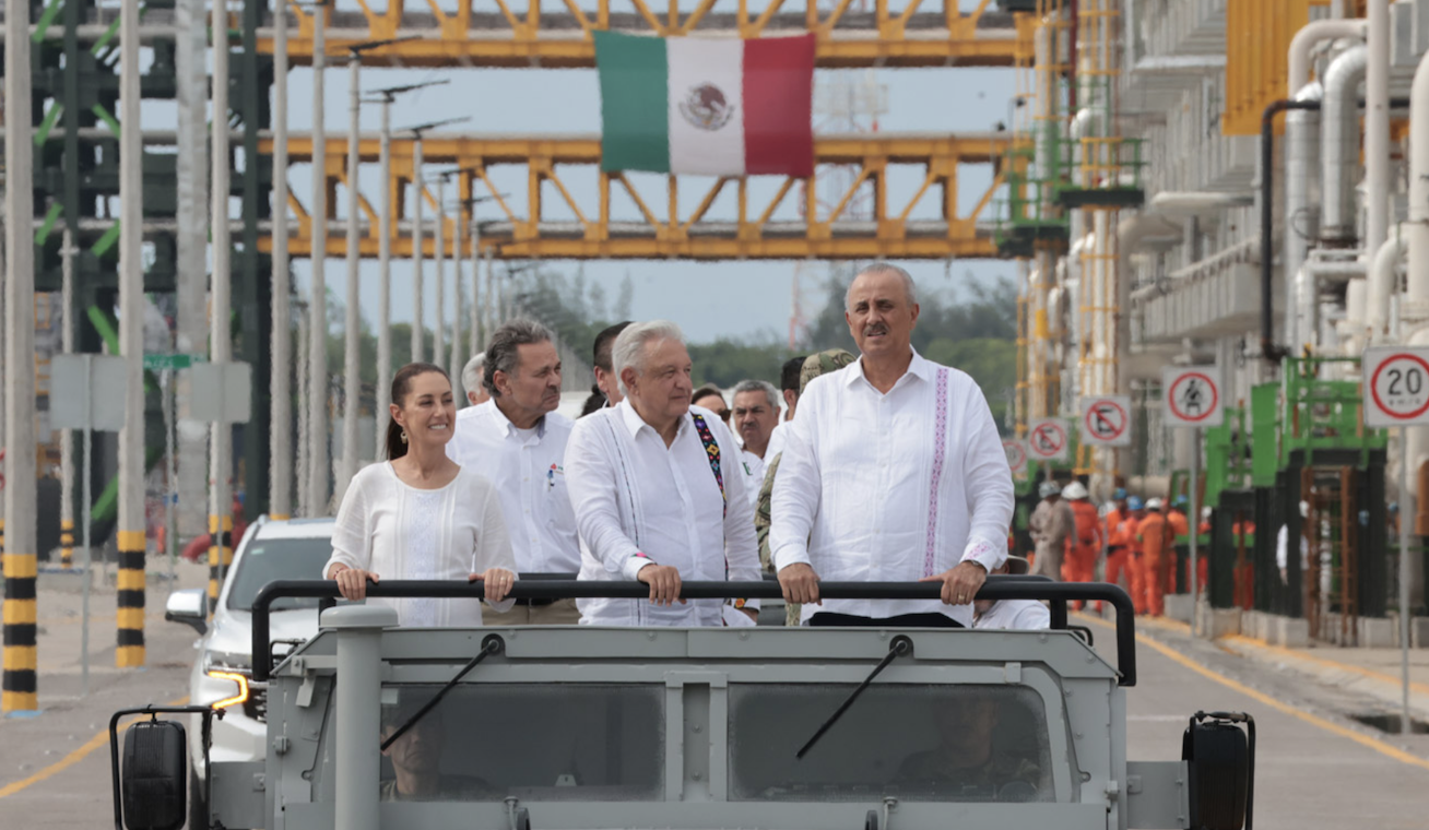 AMLO y Sheinbaum dan banderazo a refinería Dos Bocas