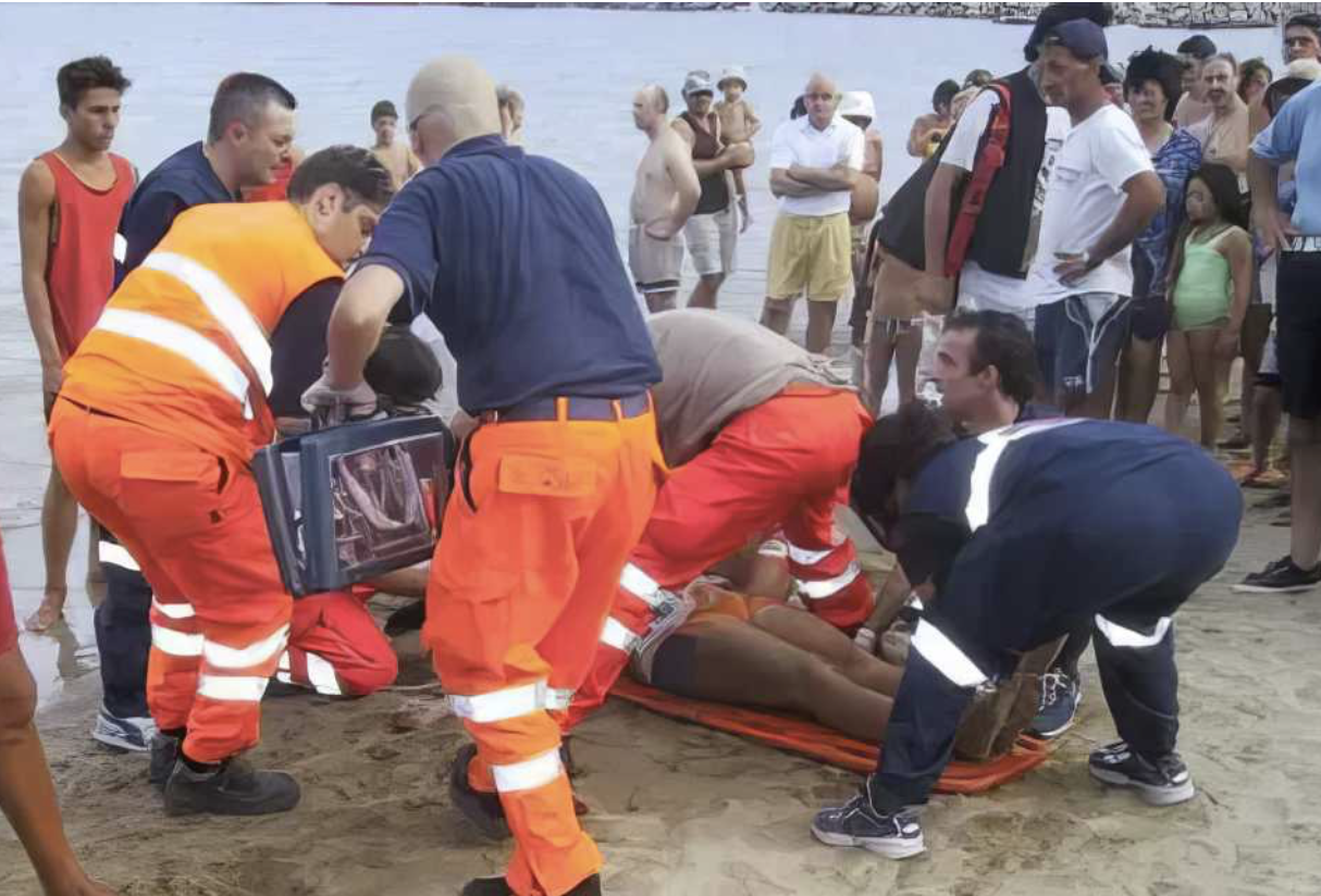 Cae rayo en playa de Italia y deja al menos tres heridos 