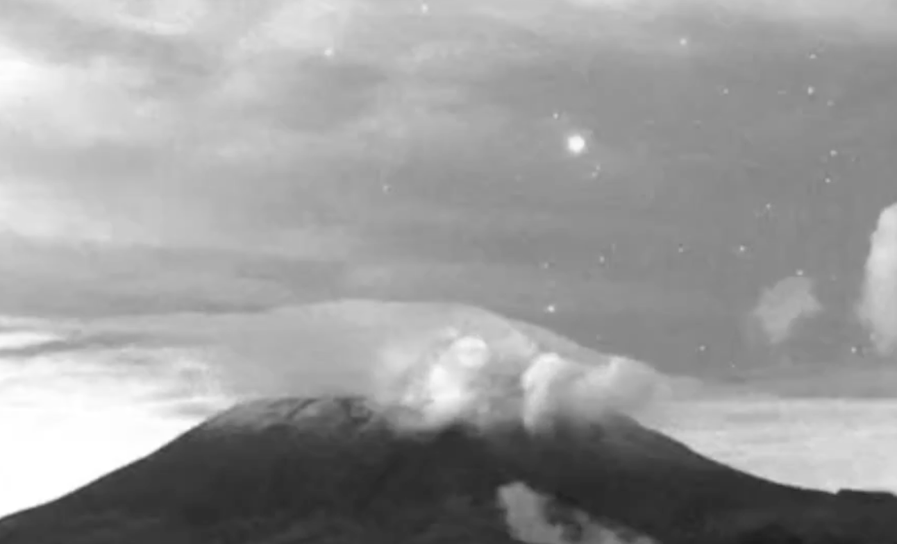 VIDEO Esto fue lo que iluminó al Popocatépetl esta madrugada