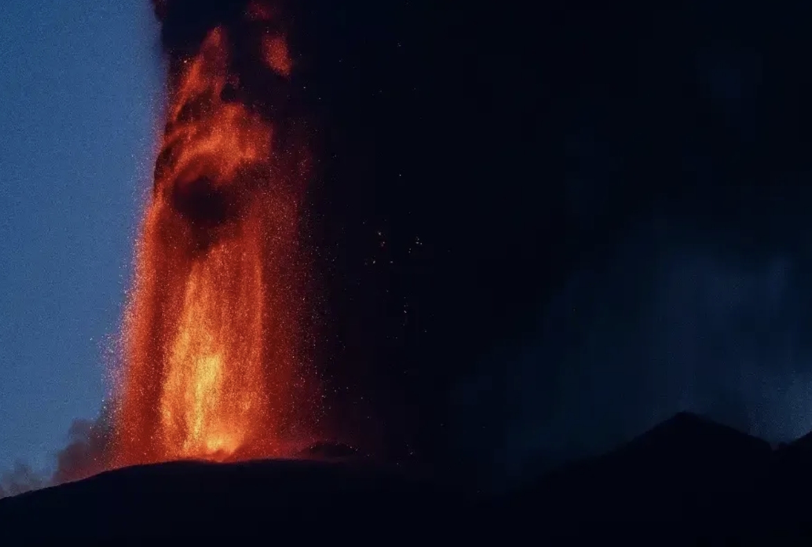 VIDEO Impresionante, el volcán Etna entra en erupción