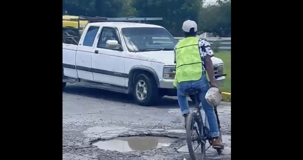 Exhiben a presunto asaltante lanzado piedras a automovilistas en Recta a Cholula 