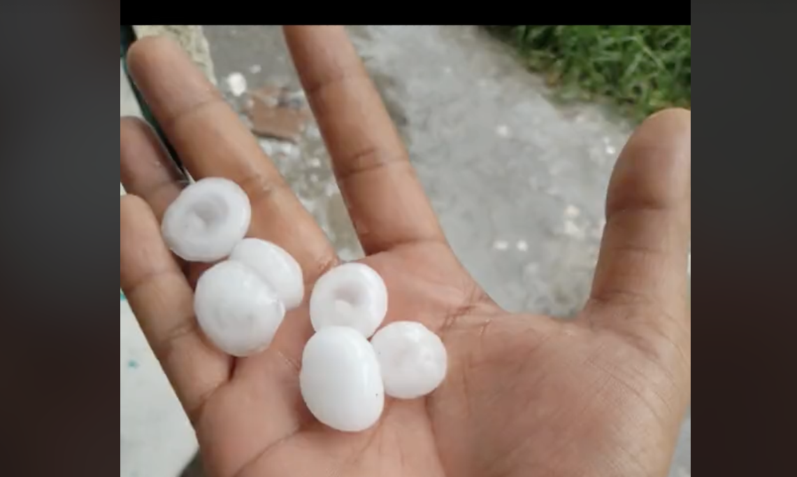 Fuerte lluvia con enormes bolas de granizo azota el norte de Puebla