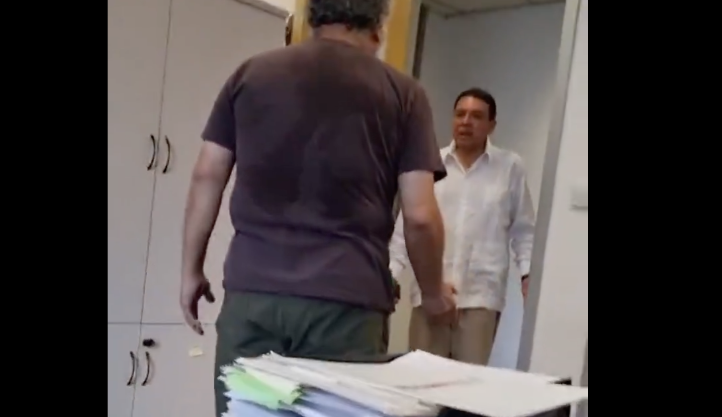 VIDEO Cónsul adscrito en Shanghái insulta y agrede a funcionarios