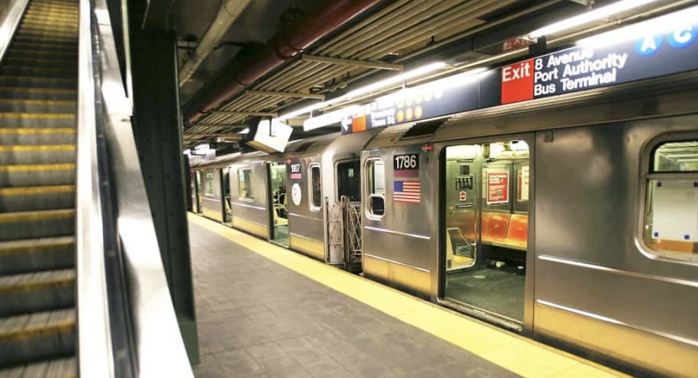 Mujer empuja a dos mexicanas a las vías del Metro de NY