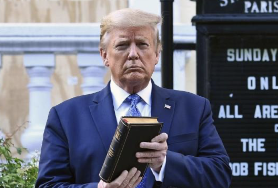 Trump gana 300 mil dólares por... vender biblias