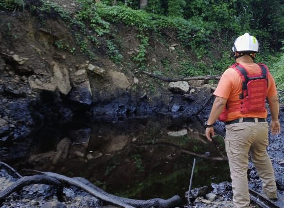 Reportan derrame de hidrocarburo en un arroyo de Venustiano Carranza