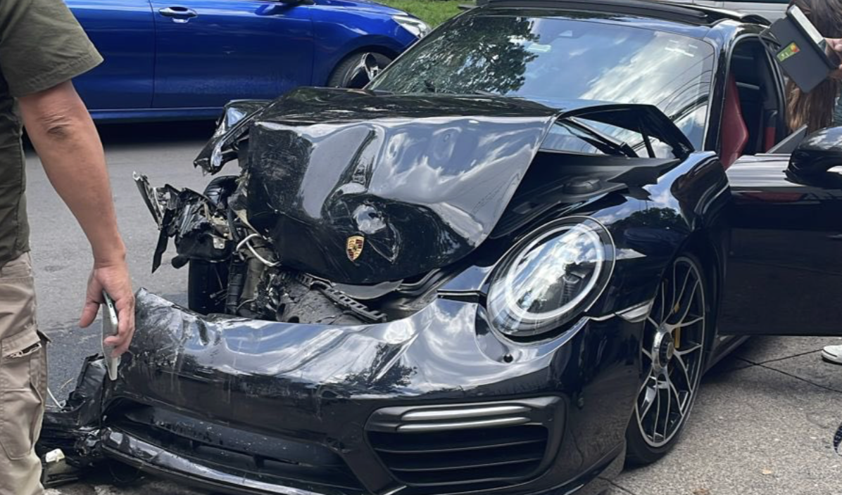 VIDEO Porsche provoca fuerte accidente en Polanco; conductor se da a la fuga 