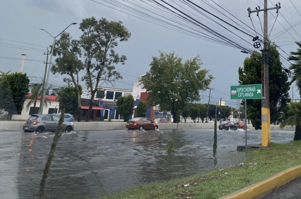 Se inunda la Recta a Cholula por fuerte tromba este domingo