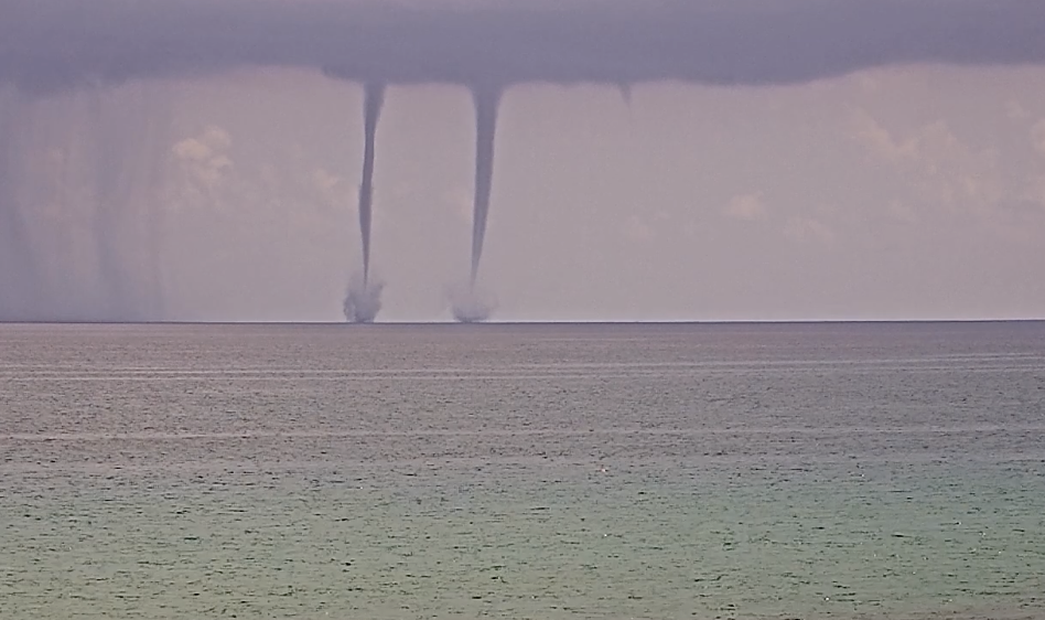 VIDEO Captan impresionante danza de trombas marinas en Florida