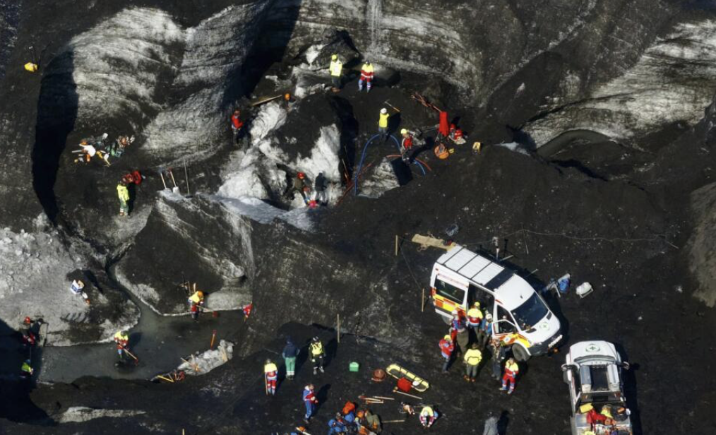 Muere turista y dos más están desaparecidos en derrumbe de glaciar en Islandia