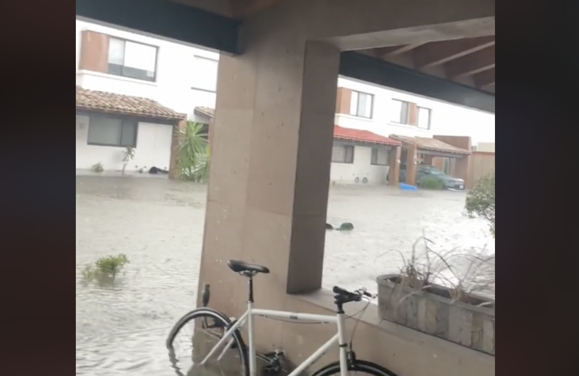 VIDEO Influencer muestra como vivió la inundación en Lomas de Angelópolis