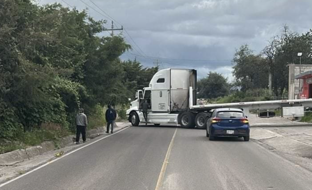 Pobladores bloquean accesos en Acajete tras secuestro de menor