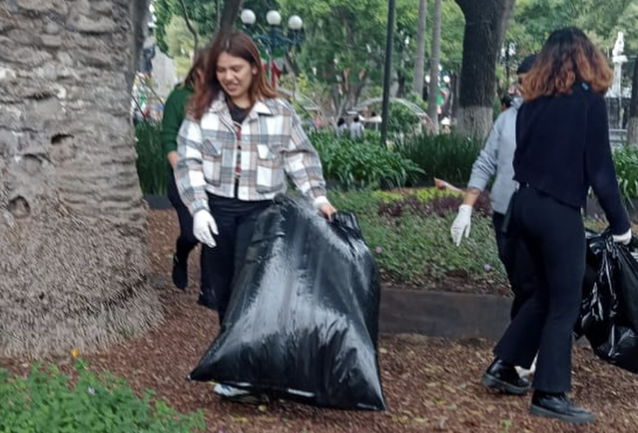 Restaurantes japoneses de Puebla se unen para limpiar el zócalo