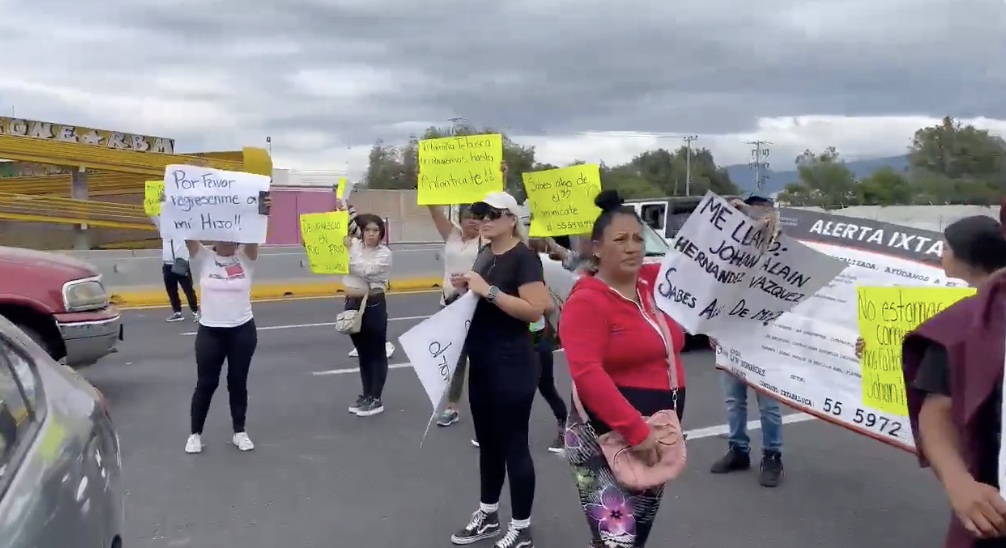 Manifestantes bloquean la México-Puebla a la altura de Chalco