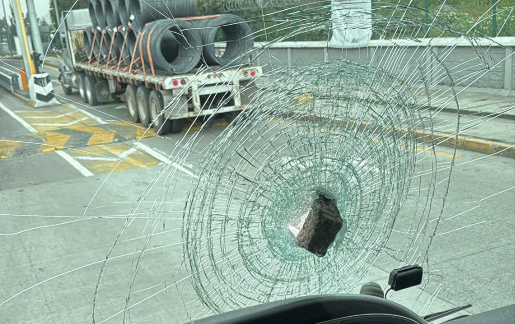 Asaltantes lanzan piedras a autobús en la autopista México-Puebla