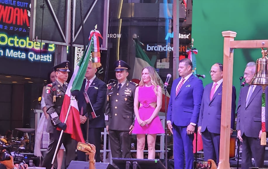 Desde Times Square, Armenta celebra el Grito de Independencia con comunidad migrante