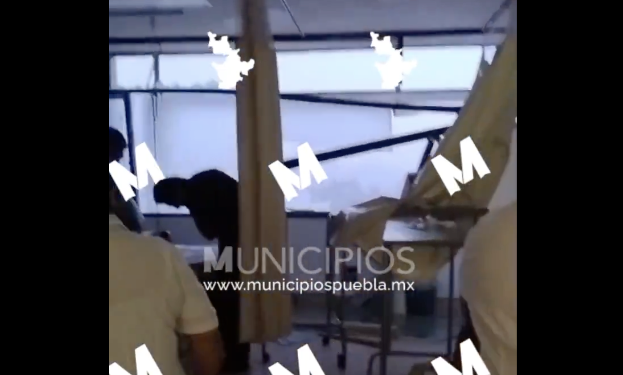 VIDEO Se rompen vidrios en el Hospital IMSS La Margarita por intensa lluvia