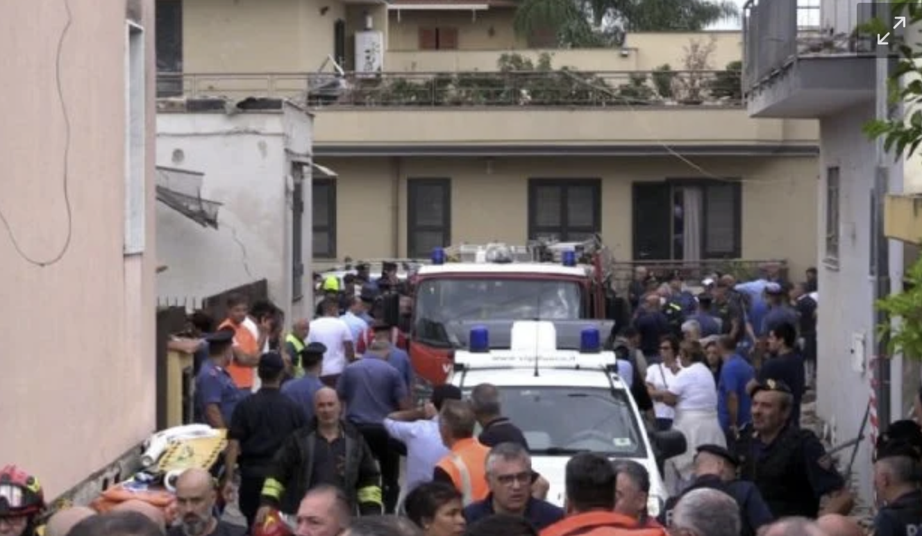 Mueren aplastados dos niños y su madre por derrumbe de edificio en Nápoles