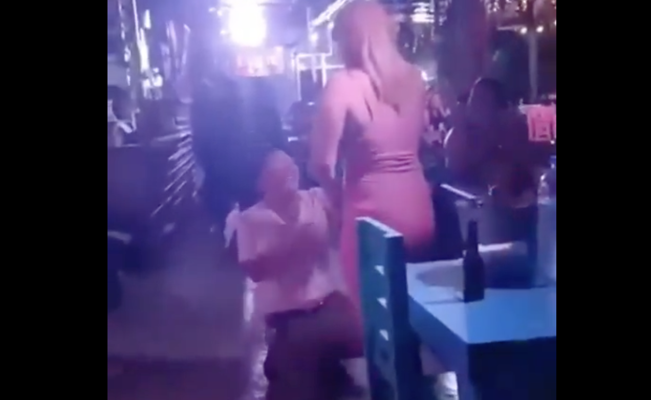 VIDEO: Hombre pide matrimonio a bailarina en pleno bar