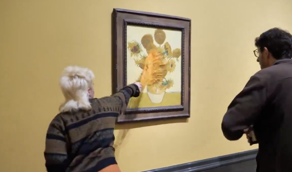 VIDEO Activistas vuelven arrojar sopa a Los girasoles de Van Gogh 