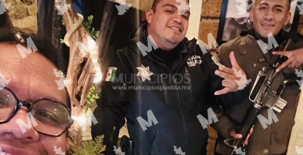 Exhiben a policías de Texmelucan bebiendo alcohol con uniformes y armas 