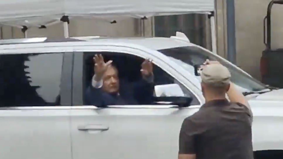 VIDEO AMLO abandona Palacio Nacional en su último día como presidente