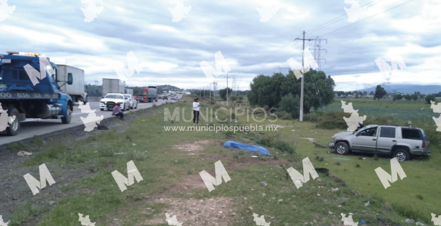 Una mujer muere y otra queda lesionada por volcadura en la Puebla-Orizaba