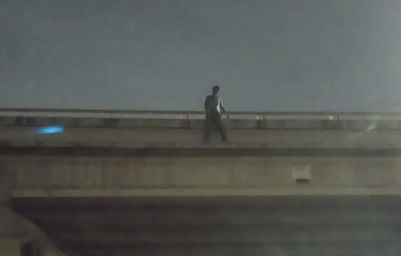 Rescatan a hombre que intentaba lanzarse desde un puente del Periférico en Puebla