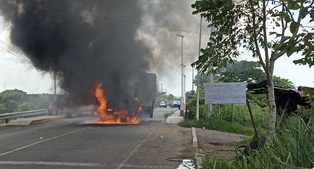Registran enfrentamientos y quema de vehículos en Villahermosa, Tabasco